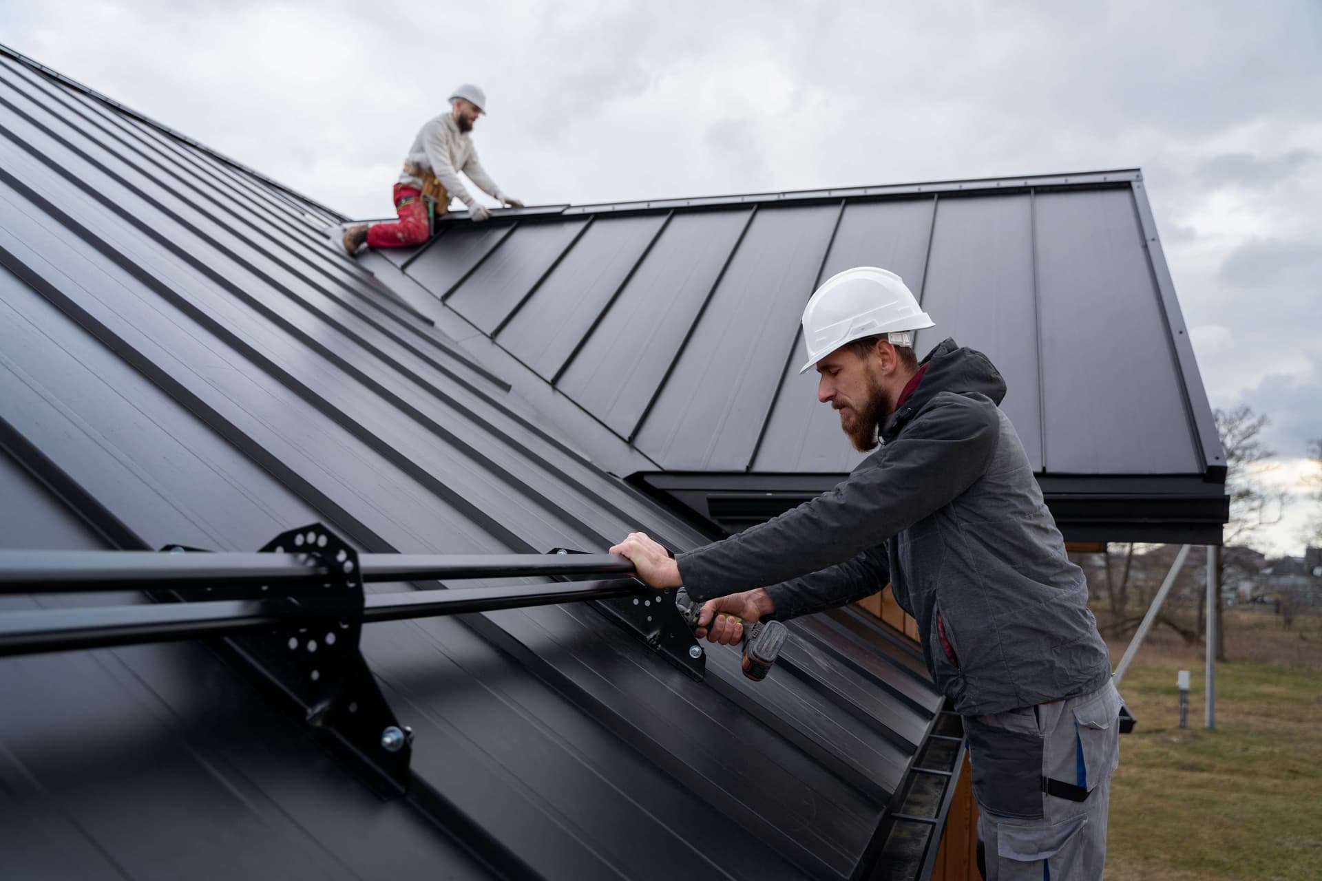 medium-shot-men-working-roof-together,jpg